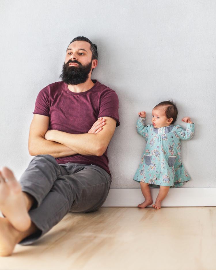 14_fun_pictures_of_dad_playing_with_newborn_daughter