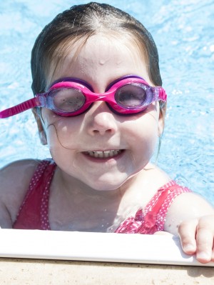 https://pixabay.com/en/girl-swimming-goggles-summer-953414/