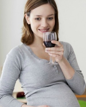 האם מותר לשתות קצת יין בהריון?