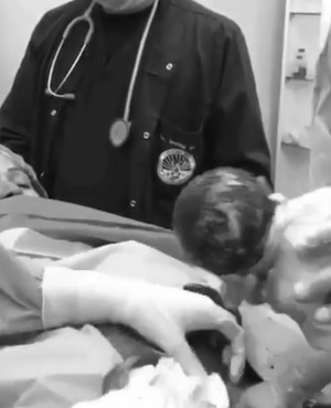 זהירות, צילום מדהים: הלידה הקיסרית שכבשה את הרשת