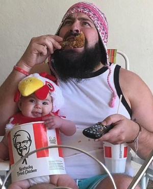 דמות אב: האבא שמצטלם עם בתו בתמונות הכי הזויות שיש