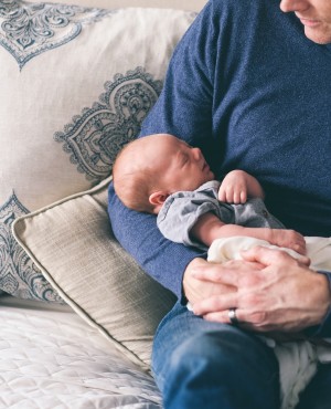 איך להניח תינוק ישן בלי שיתעורר? 5 דברים שצריך לדעת